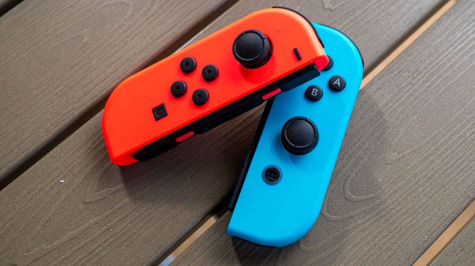 Nintendo change joy-cons assis sur une table.