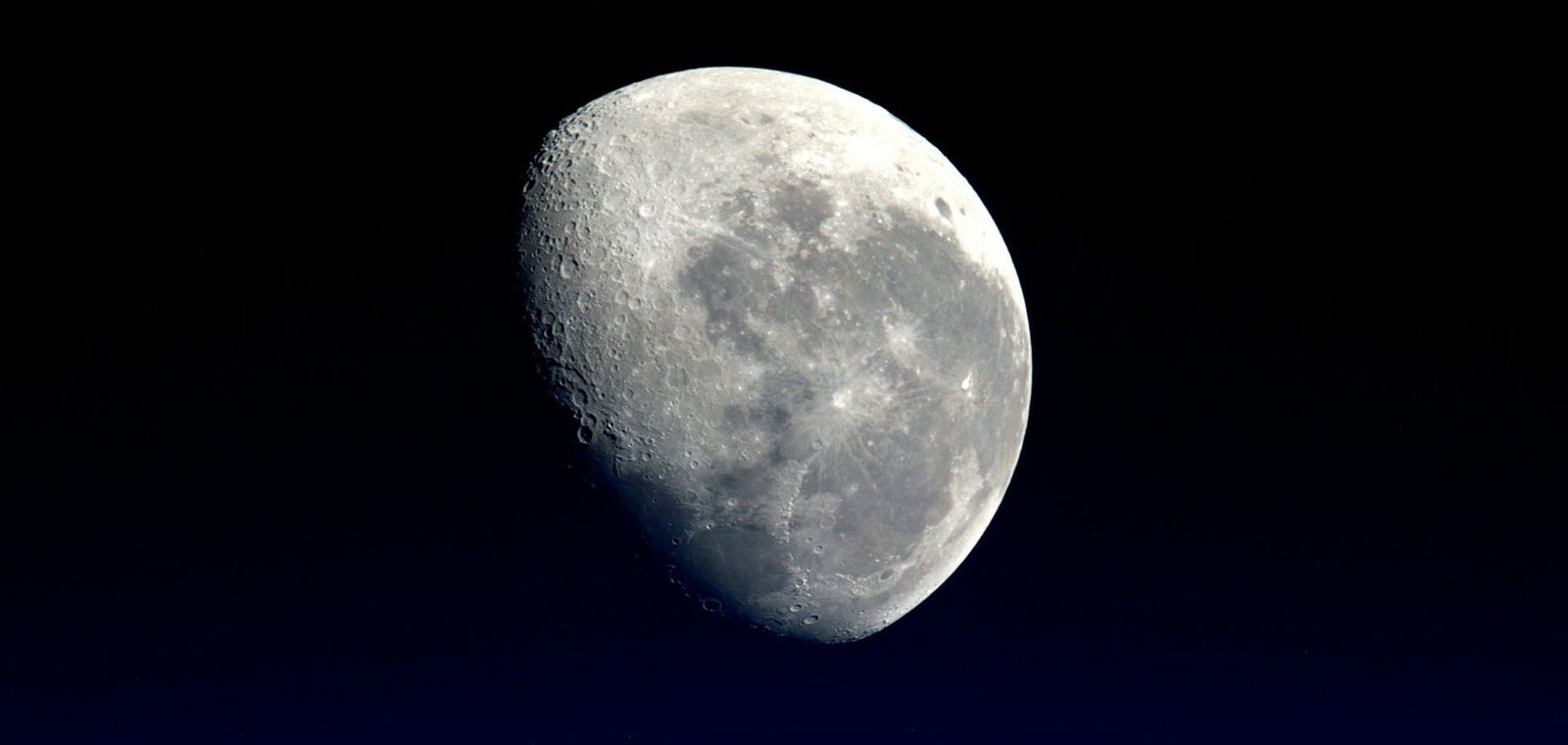 Une photo de la NASA de la lune.