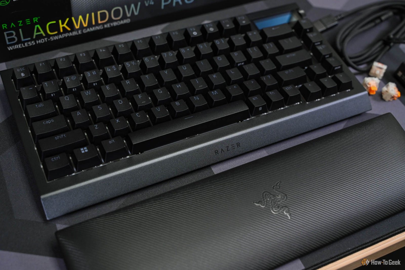 Le poignet reposait sous le Razer Blackwidow V4 Pro 75%.