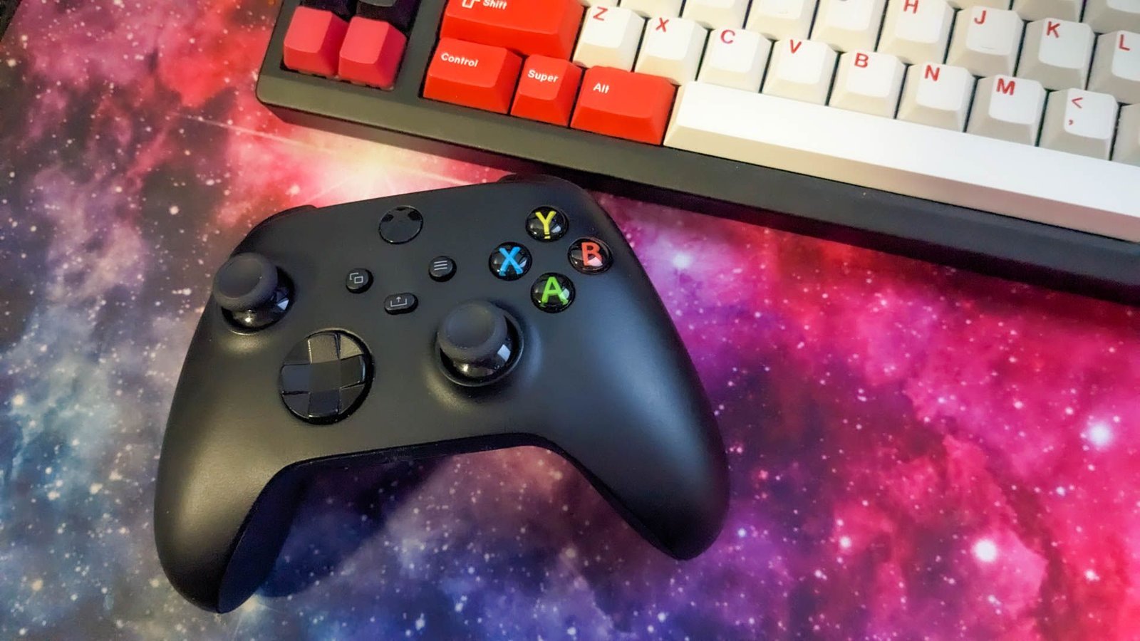 Contrôleur Xbox à côté du clavier mécanique sur Space Mousepad.