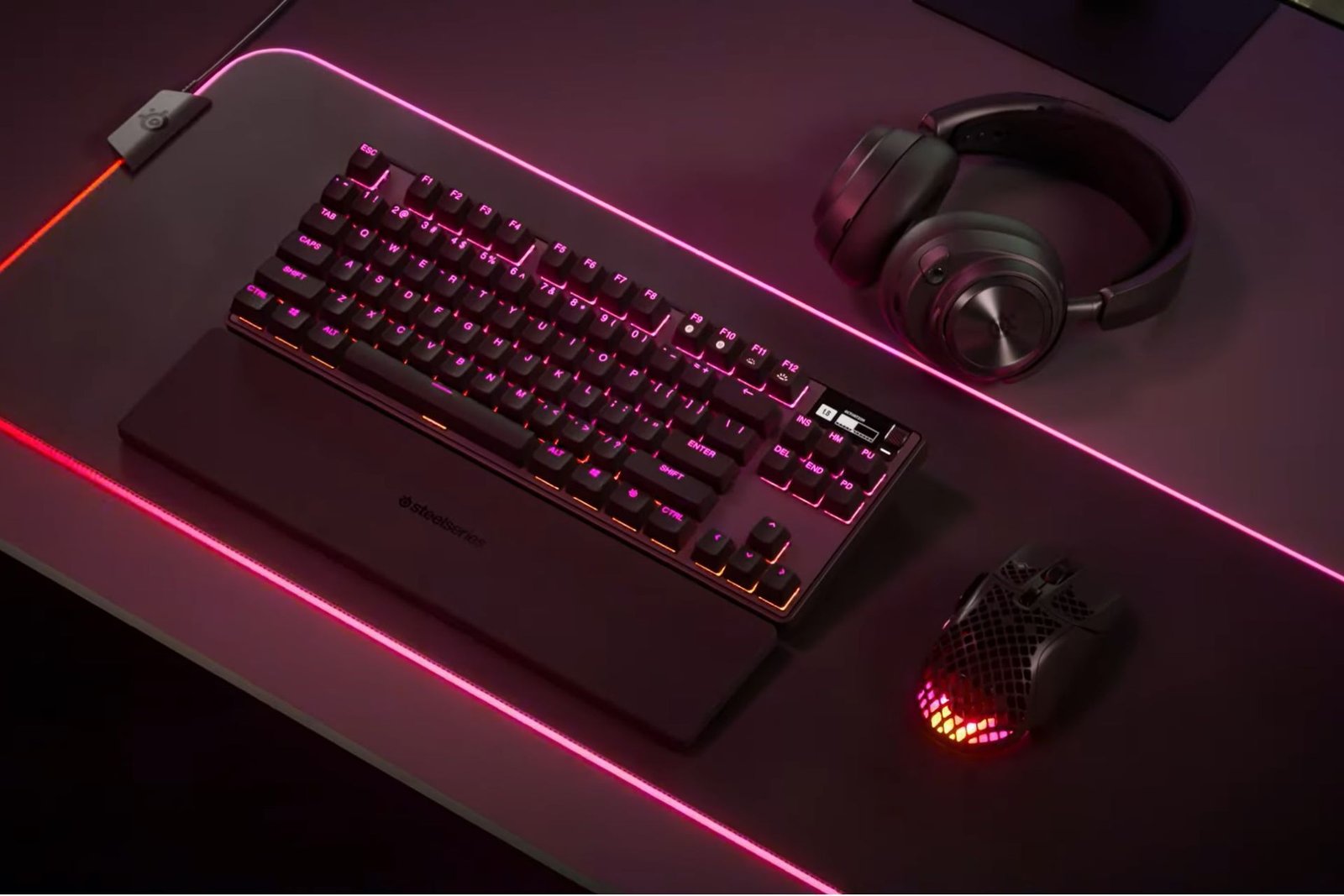 SteelSeries Pro Tkl sur un bureau de jeu.