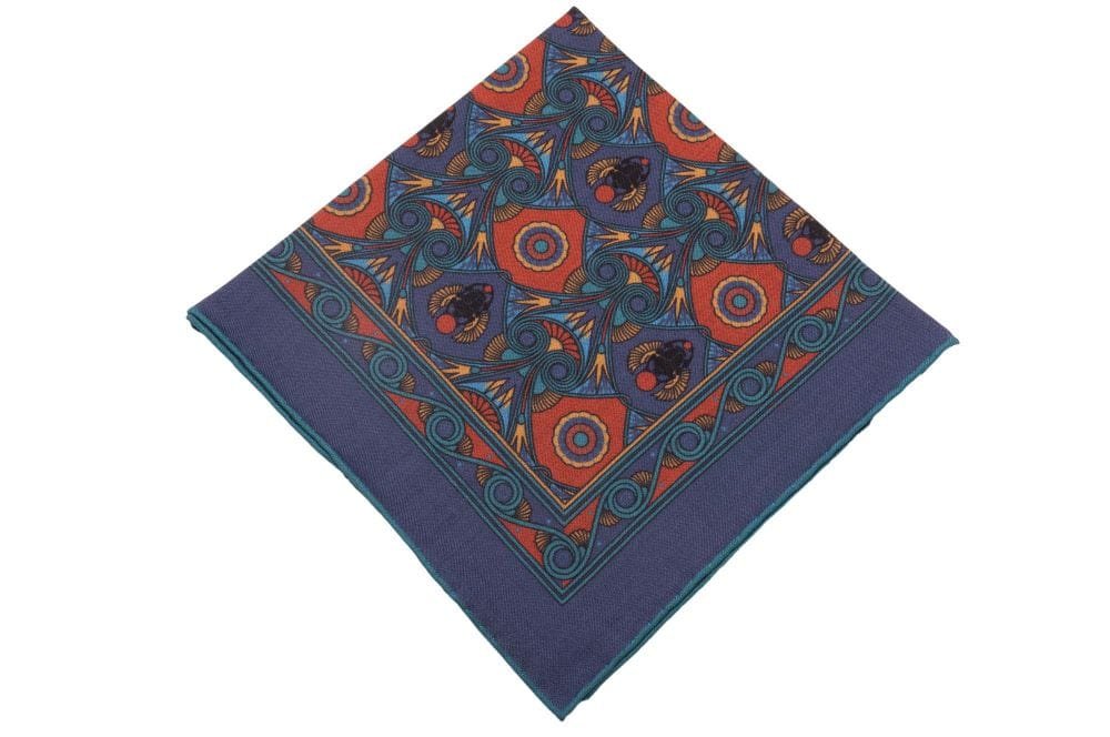 Sapphire bleu poche carré art déco motif scarabe égyptien en bleu orange brûlé, jaune, bleu fou avec un bord de contraste tualaire par le fort belvédère