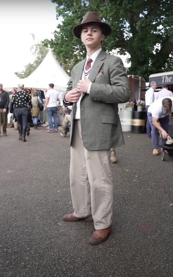 La tenue d'Elliot assiste à Goodwood Revival