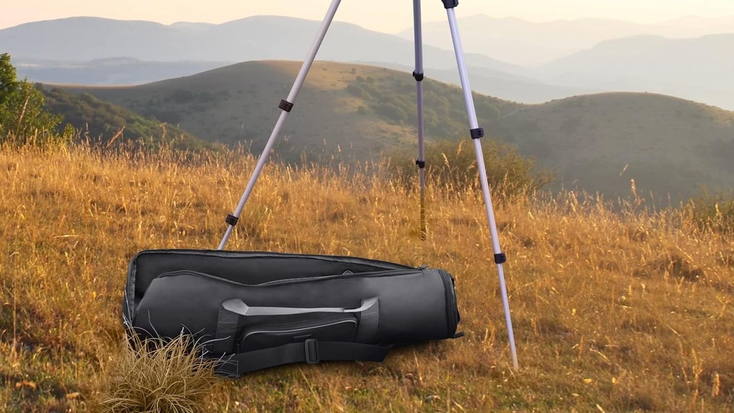 Un boîtier de télescope de réfracteur USA Gear sur le sol à côté d'un télescope.