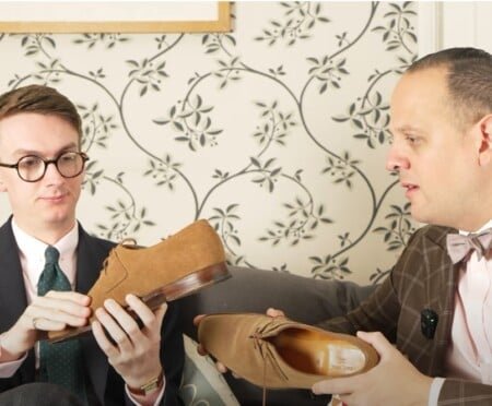 Jack et Raphael examinent une paire de chaussures vintage John Lobb Suede Derby