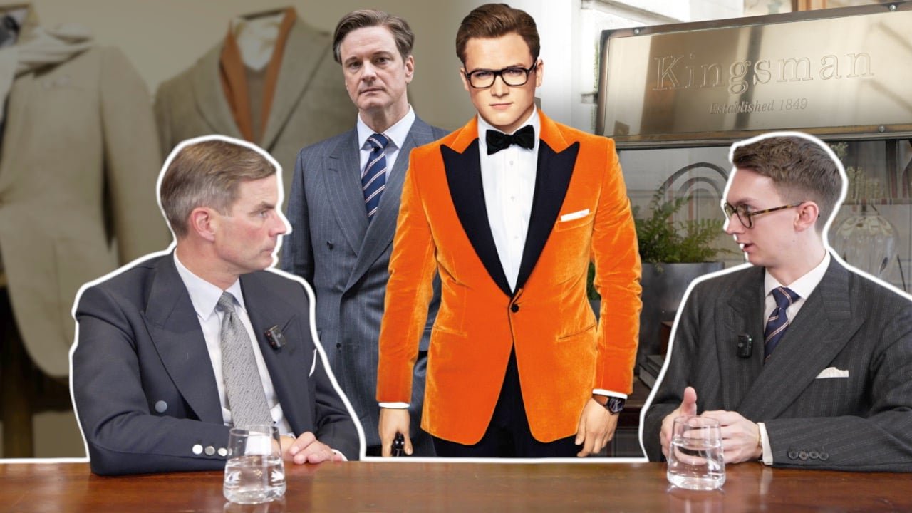 Deux hommes posent devant une image du film Kingsman