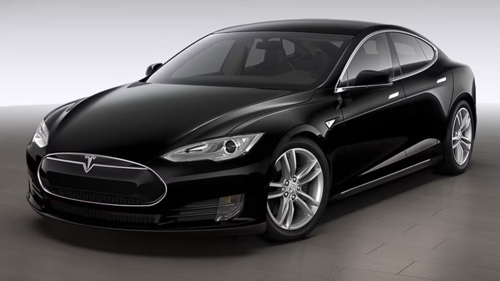 Vue avant au trois quarts d'une Tesla Model S Noir 2015 garée dans un studio.