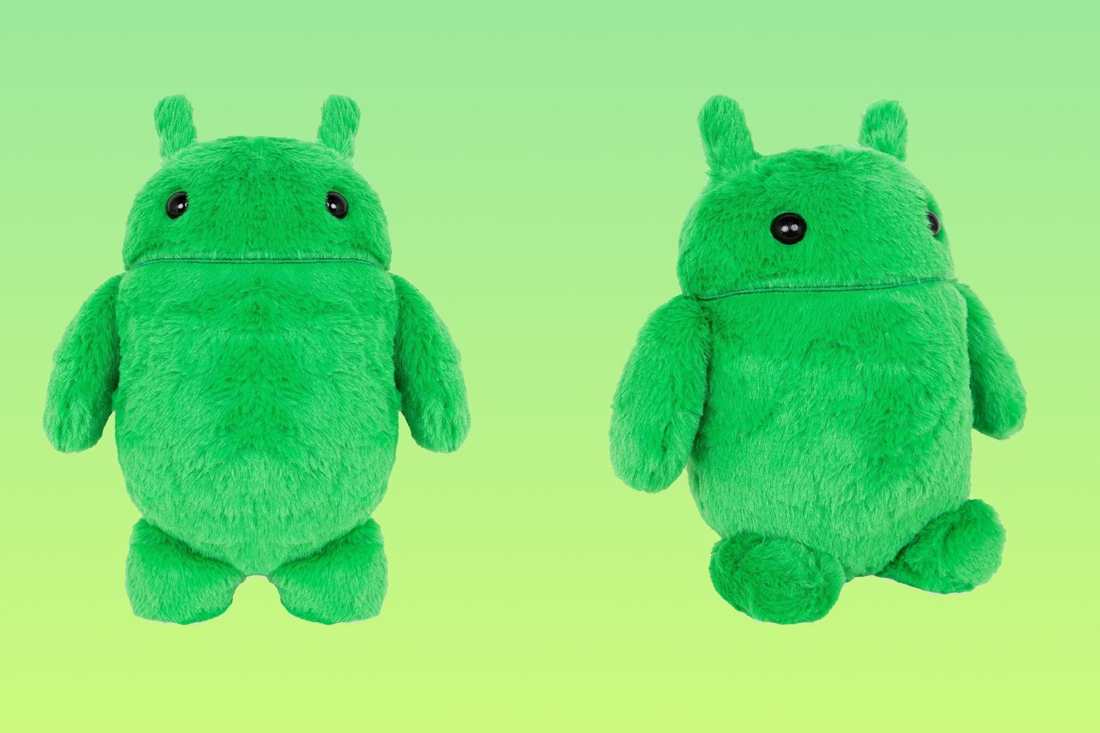 Deux jouets en peluche Android, situé sur un fond de dégradé de couleur vert.