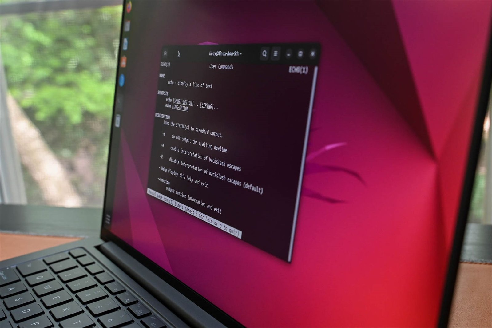 Un ordinateur portable exécutant Ubuntu, montrant le manuel d'une commande terminale. 