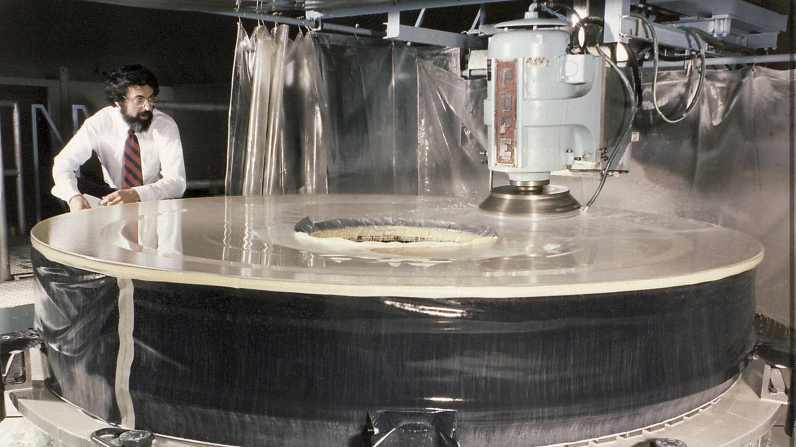 L'un des miroirs du télescope Hubble étant moulu en laboratoire.