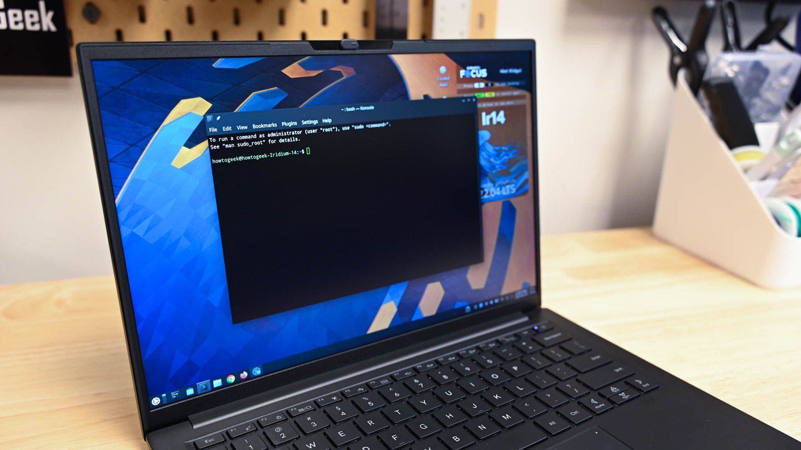 Terminal Konsole ouvert sur l'ordinateur portable Kubuntu Focus IR14 Linux.