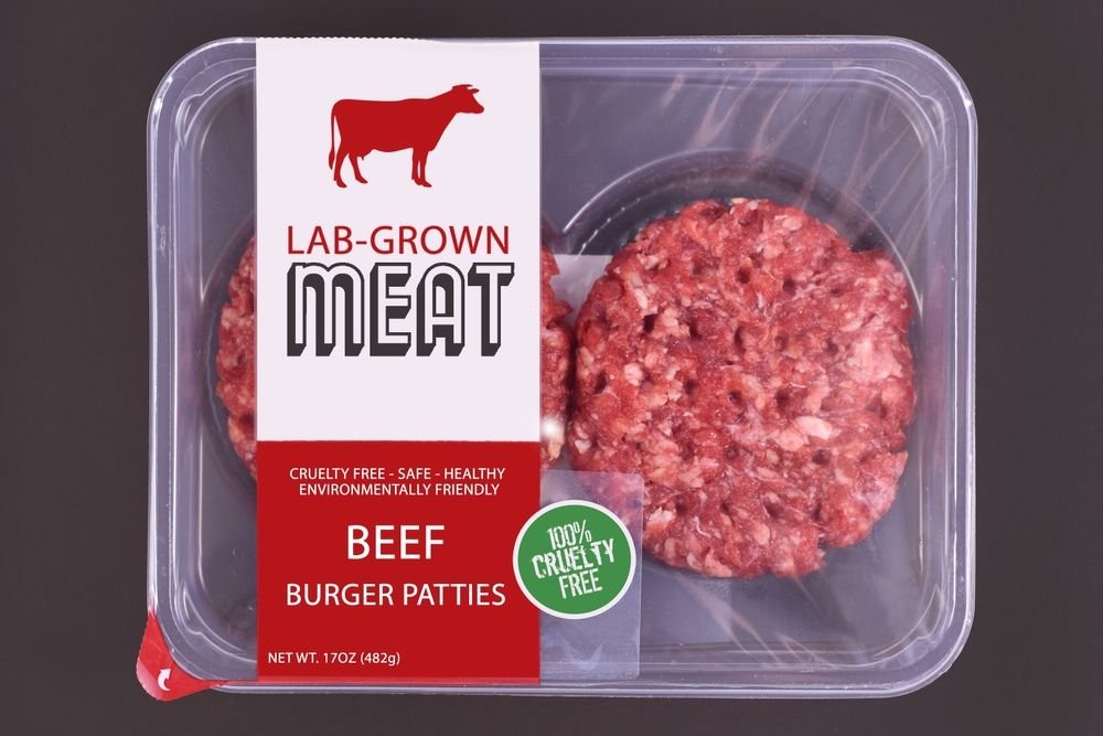 Mock Patettes de hamburger crues cultivées à la viande cultivée en laboratoire avec étiquette maquillée.