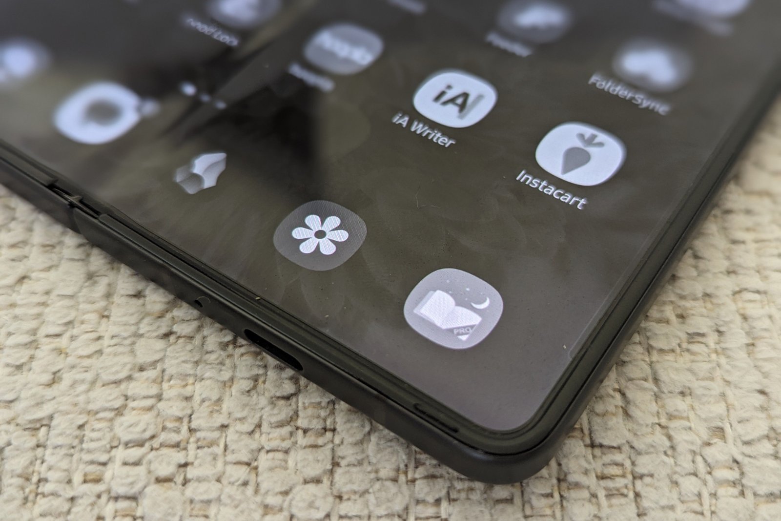 Samsung Galaxy Z pli 5 avec niveaux de gris activés pendant le mode de sommeil.