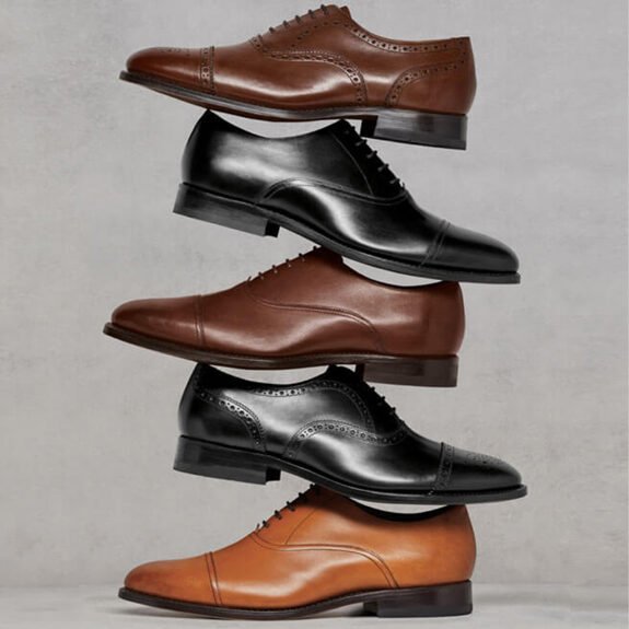 Charles Tyrwhitt Leather Oxfords empilé dans différentes couleurs de cuir