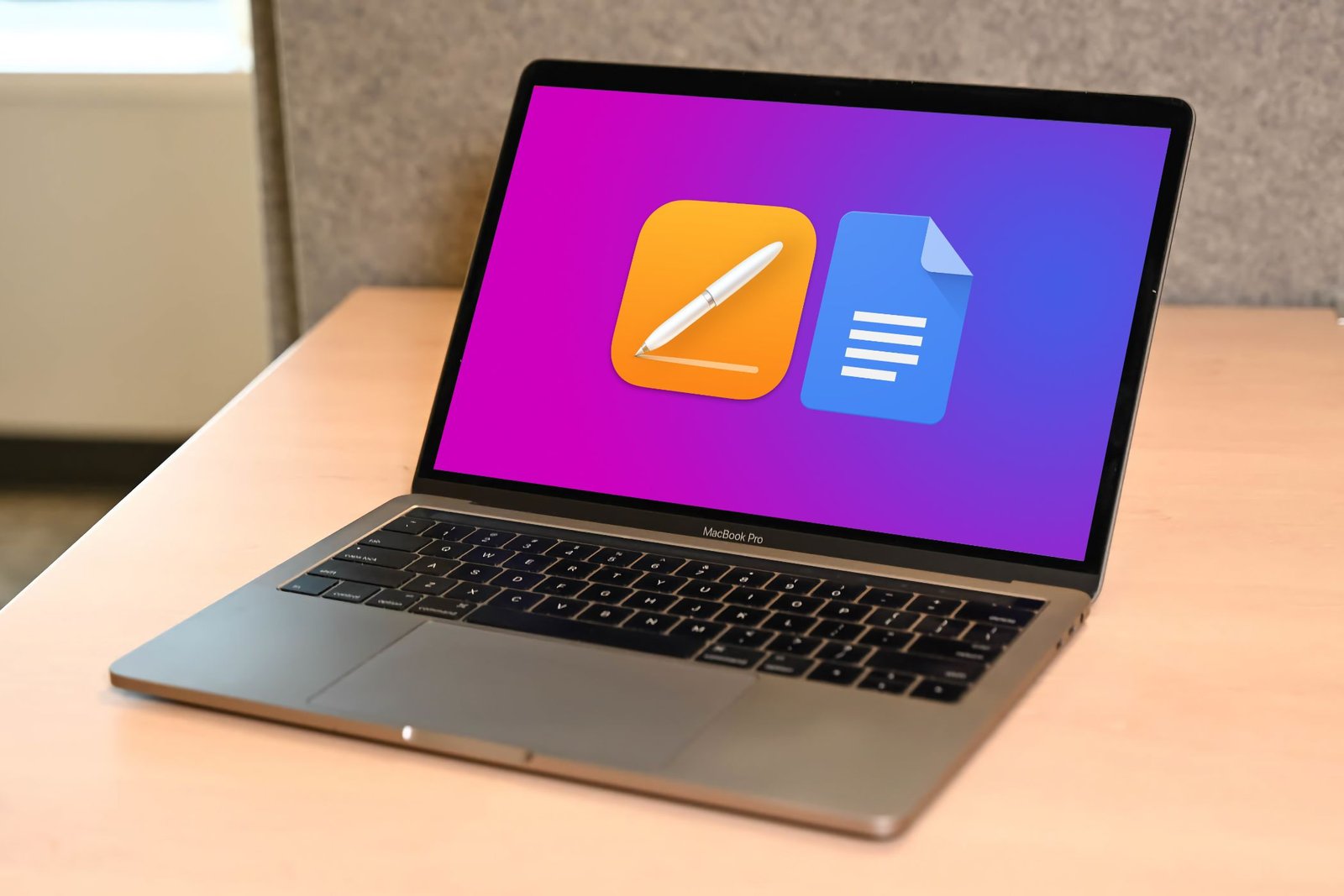 MacBook avec les pages Apple et les icônes Google Docs à l'écran.