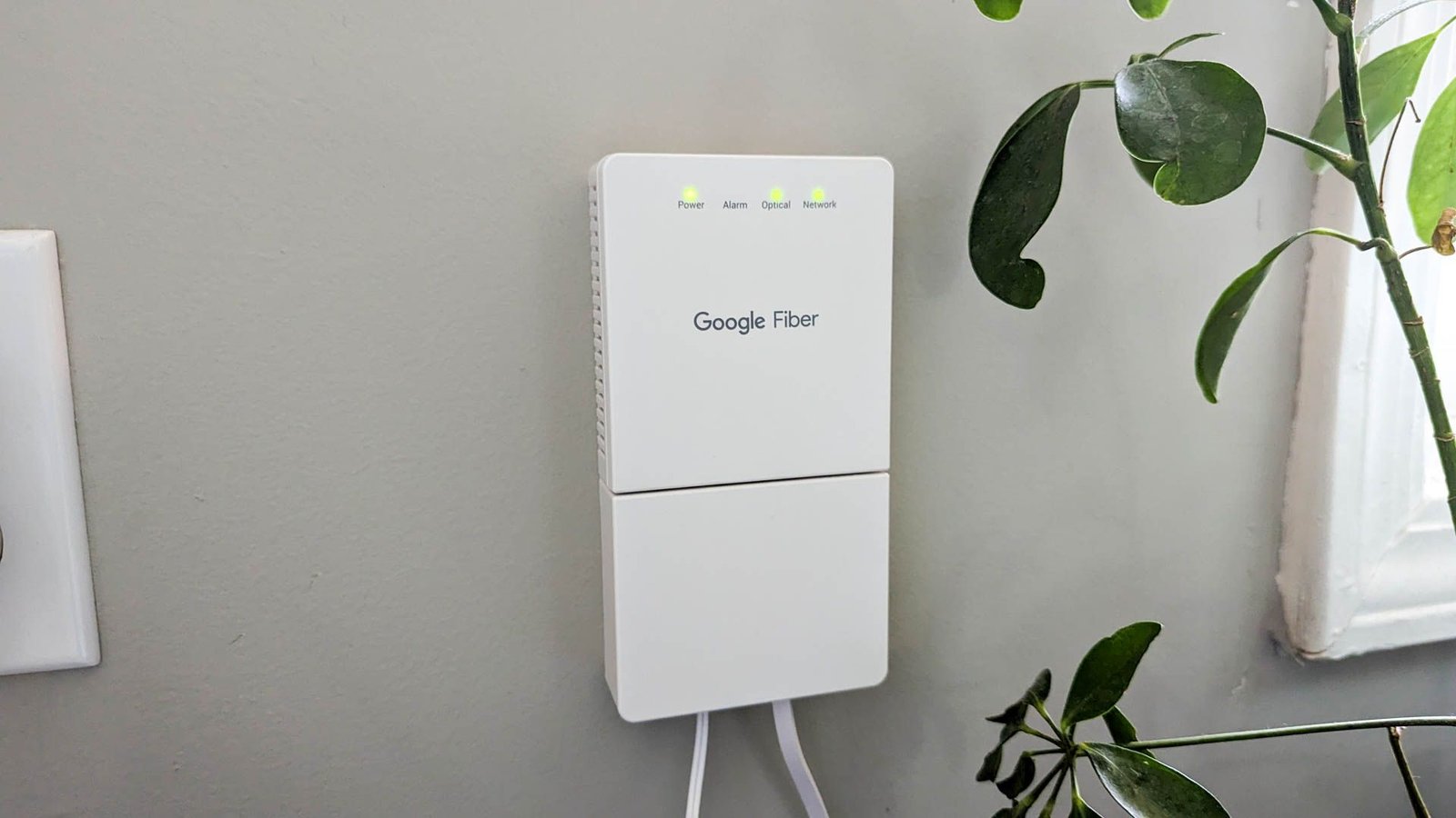 Un modem Google Fibre monté sur le mur