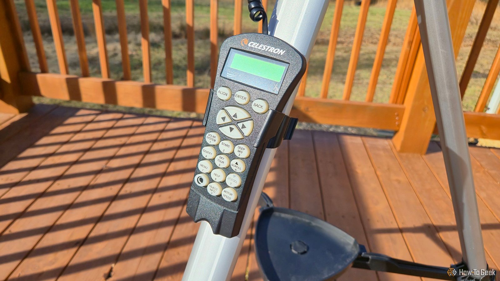 La télécommande sur un télescope Celestron 114LCM.