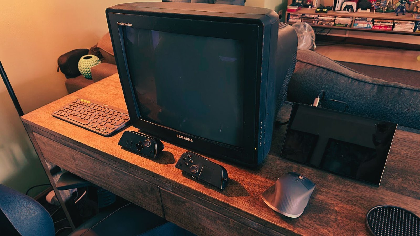 Un ordinateur CRT Montor s'est connecté à un ordinateur portable avec une souris et un clavier sur un bureau et des contrôleurs.