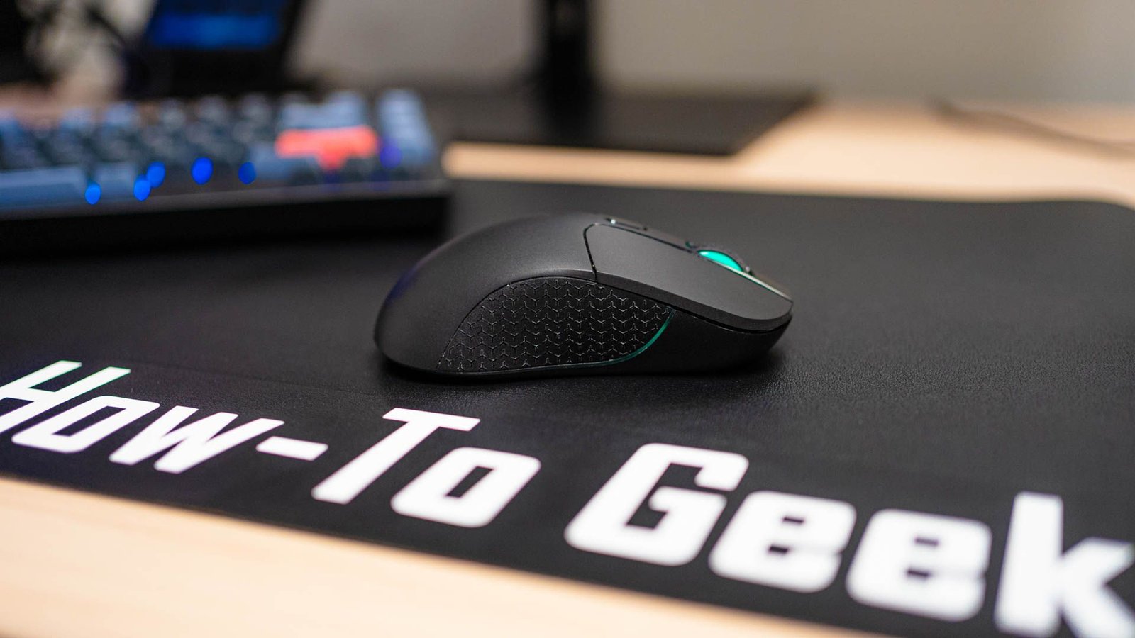 Keychron M3 Wireless Mouse sur un tapis de bureau Geek.