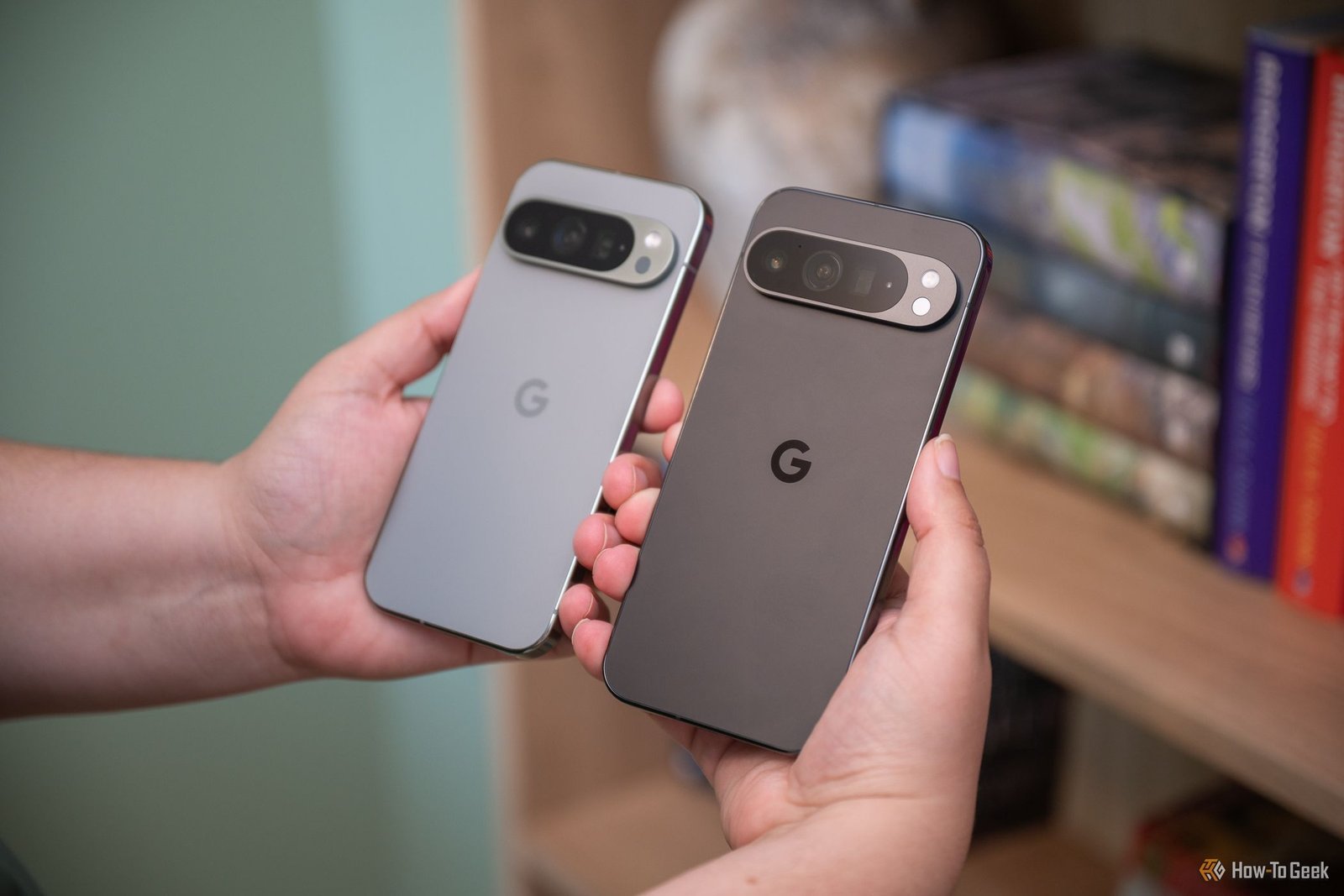 Personne tenant le Google Pixel 9 Pro et 9 Pro XL-1