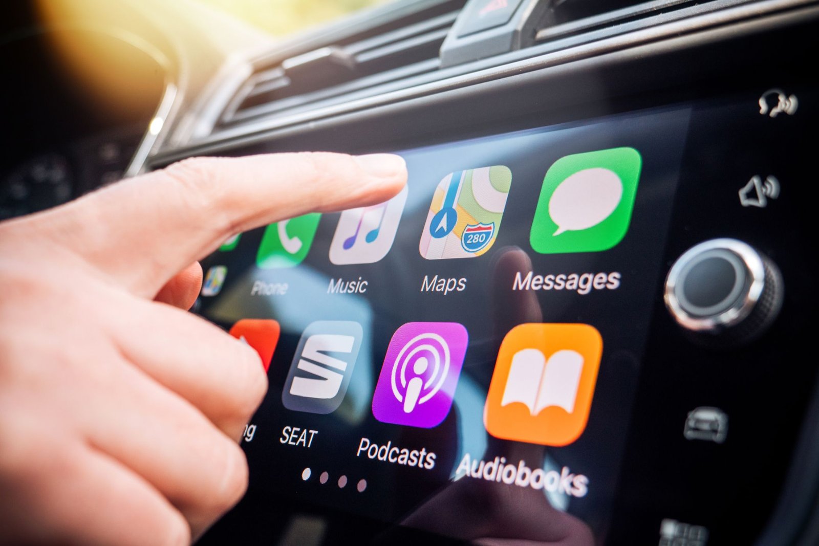 Utiliser Apple Carplay avec l'unité de divertissement d'une voiture.