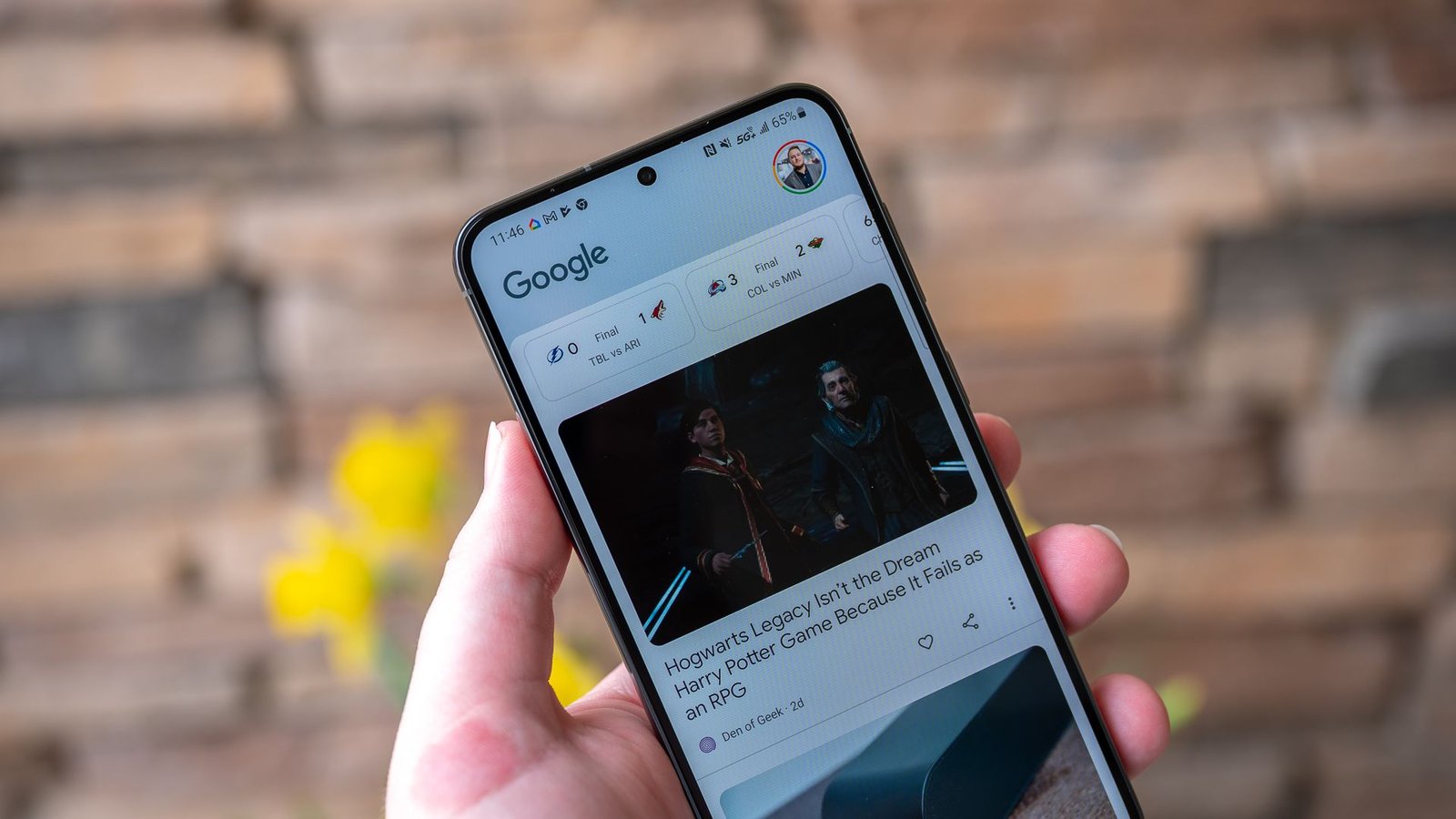 Google Discover montrant des nouvelles sur le Samsung Galaxy S23 +
