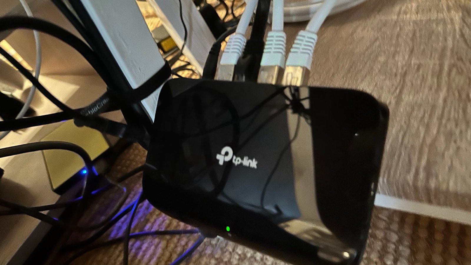 Un commutateur réseau avec quatre câbles Ethernet connectés.