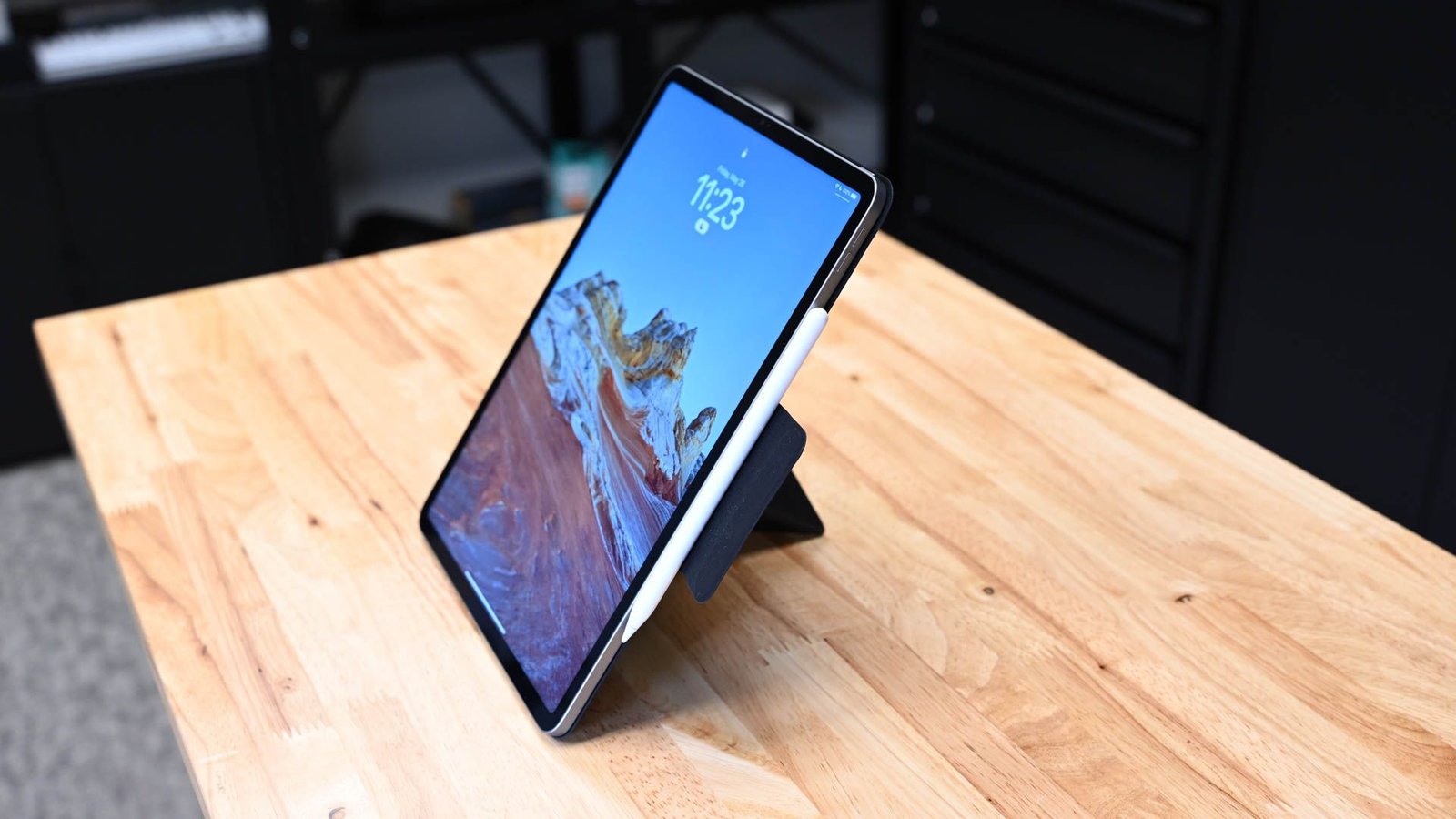 Un iPad Pro se tenant debout verticalement dans le Pitaka Magez Folio 2