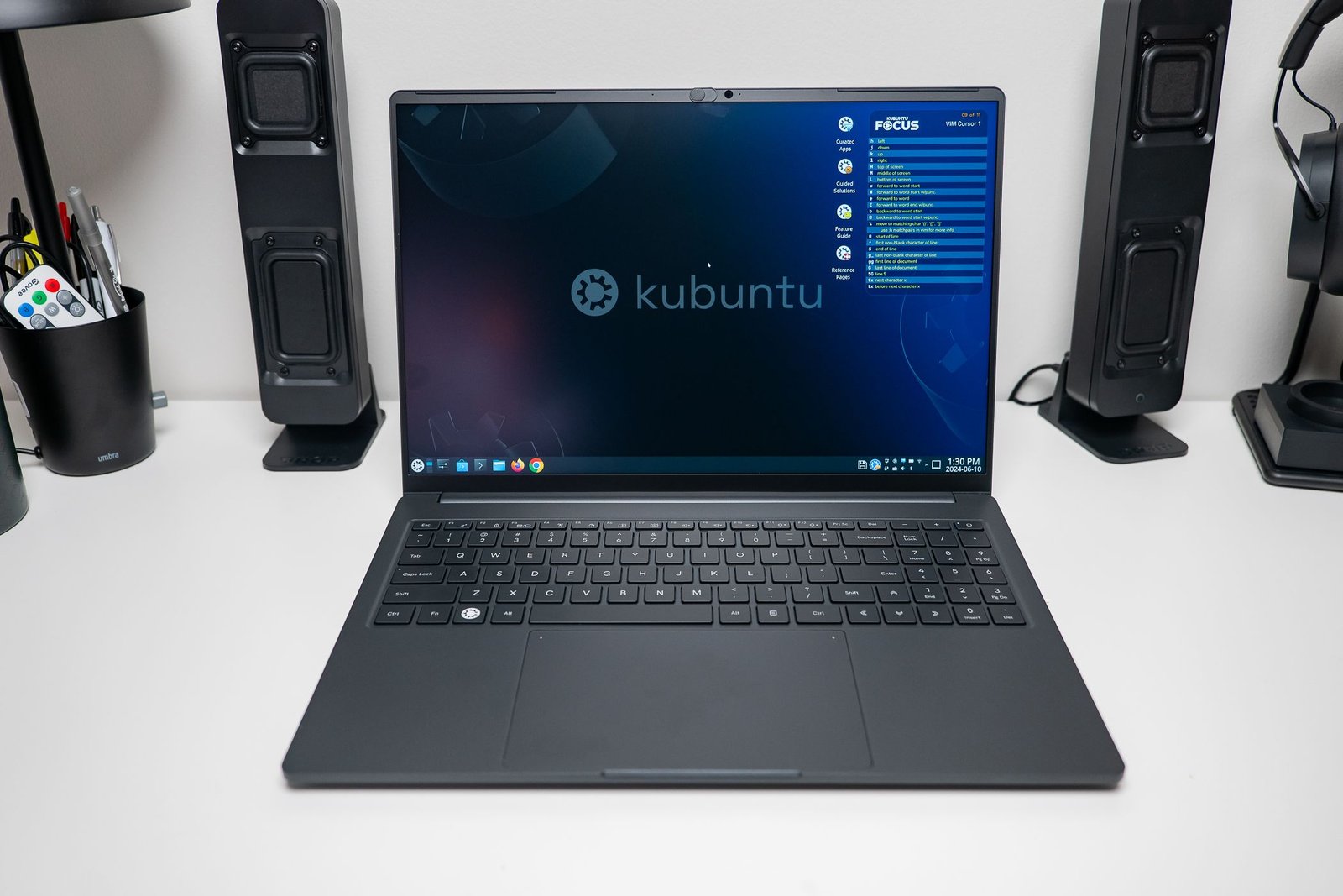 Un ordinateur portable sur un bureau exécutant Kubuntu Linux.