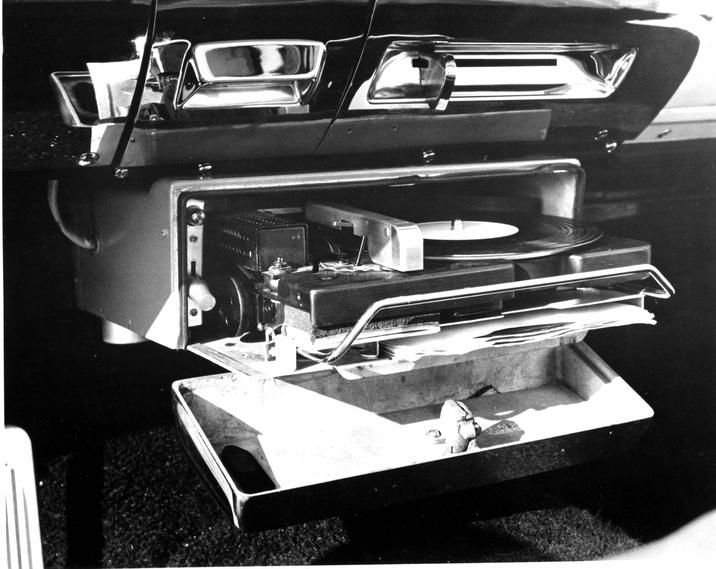 Une hi-fi de route installée dans une voiture.