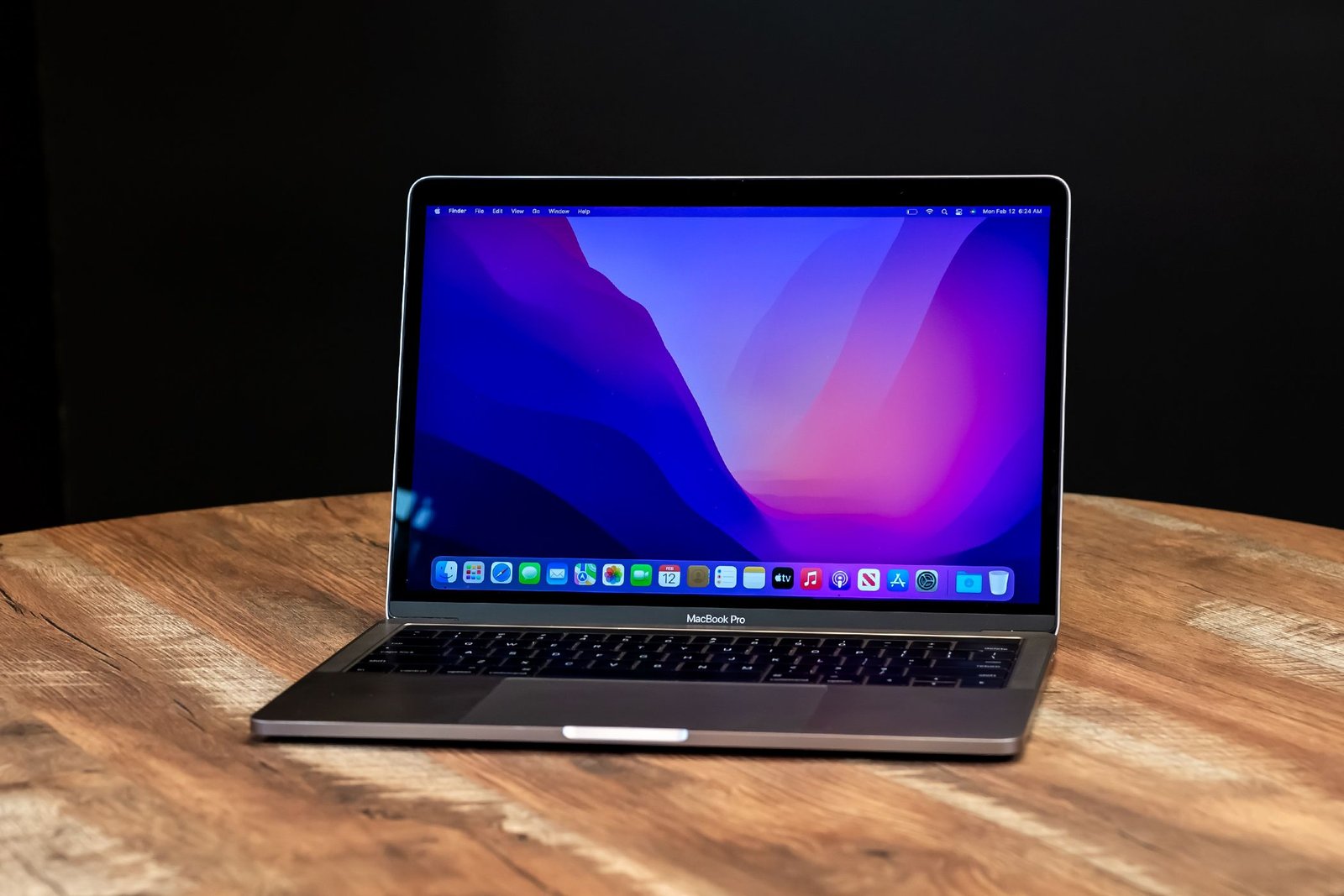 Un MacBook Pro sur une table, ouvert et propulsé.