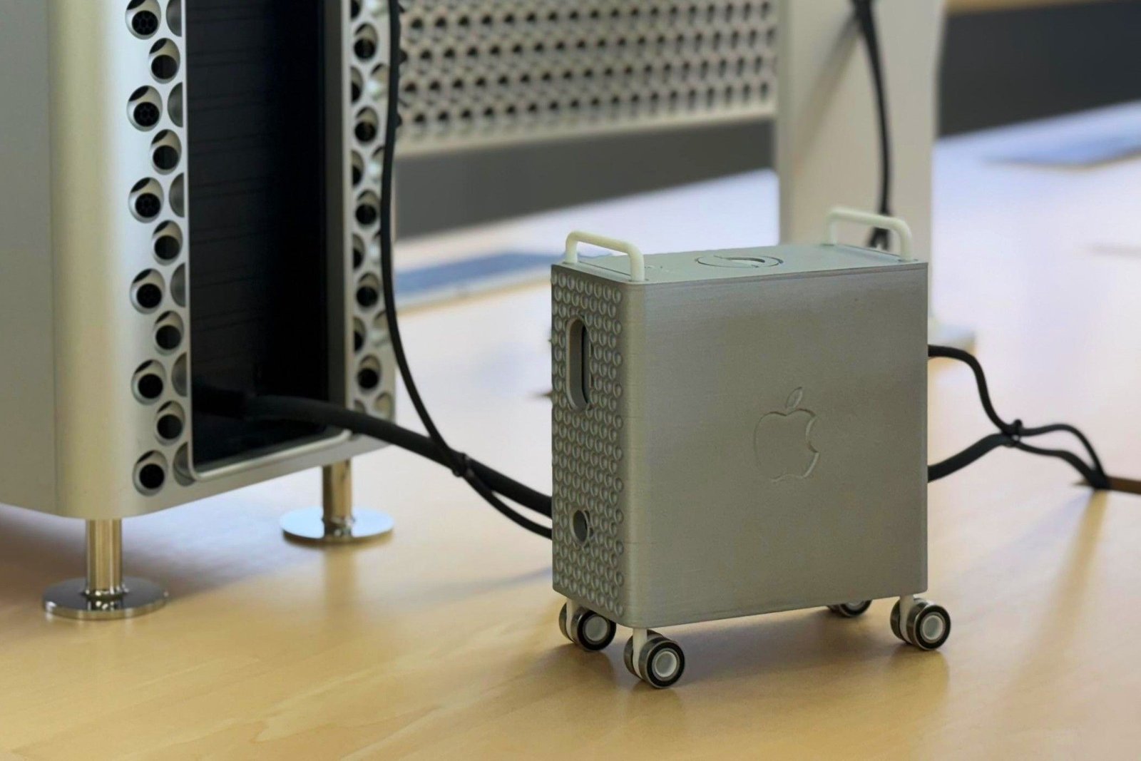 Zoom dans Mac Mini Mini Pro à côté de Mac.