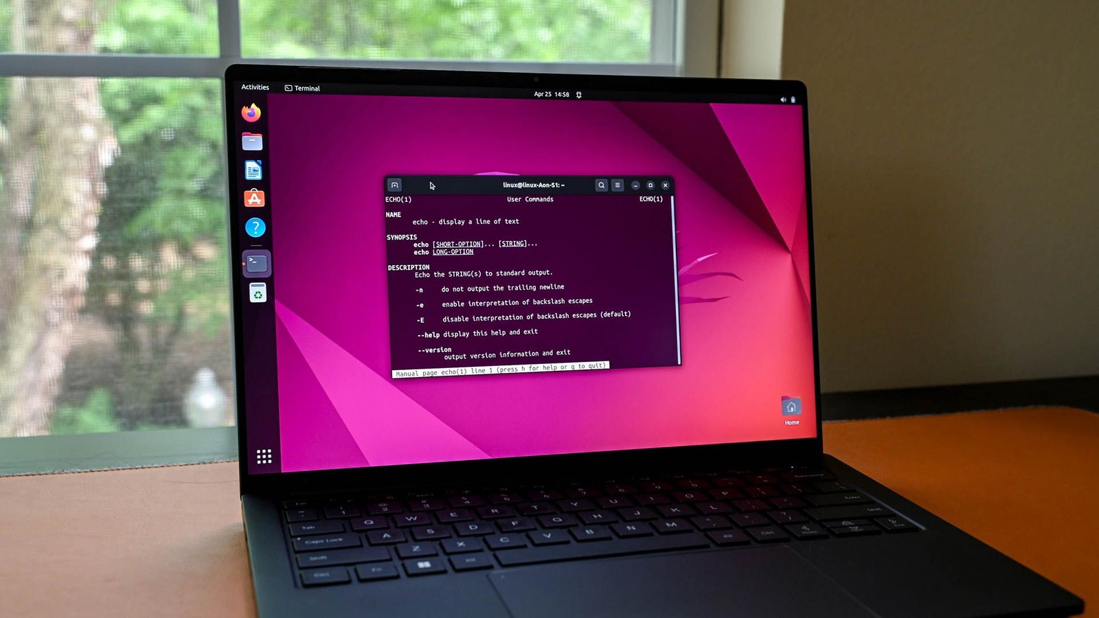 Le terminal s'ouvre sur un ordinateur portable exécutant Ubuntu. 