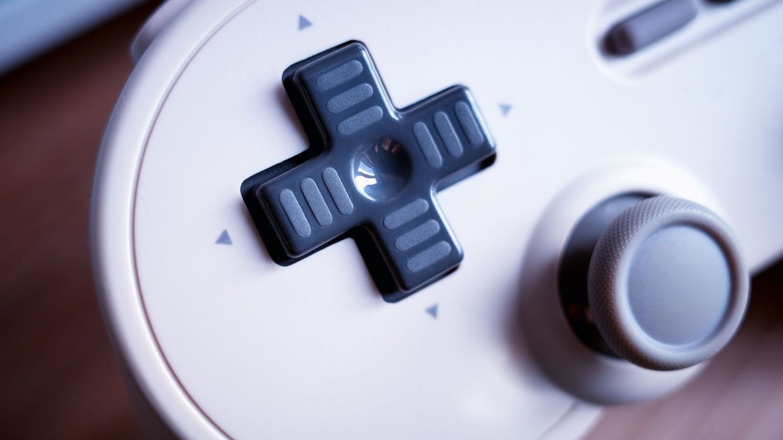 Gamepad D-Pad classique en détail avec un fond flou.