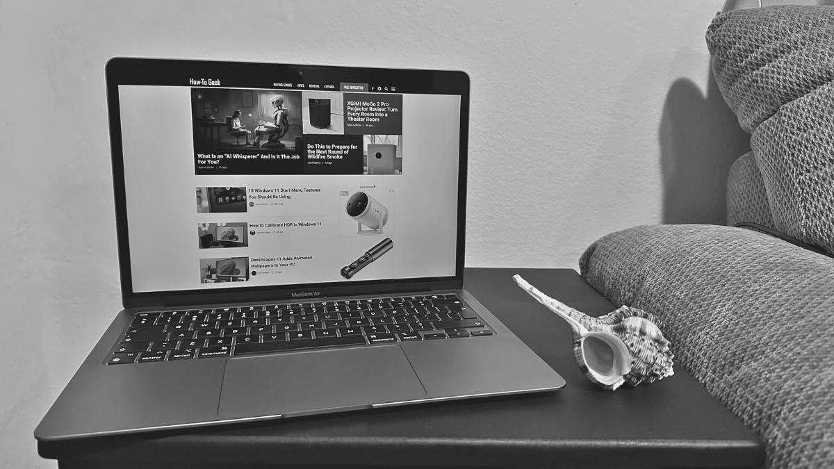 Le M1 MacBook Air de Sydney sur une table d'appoint avec un coquillage.