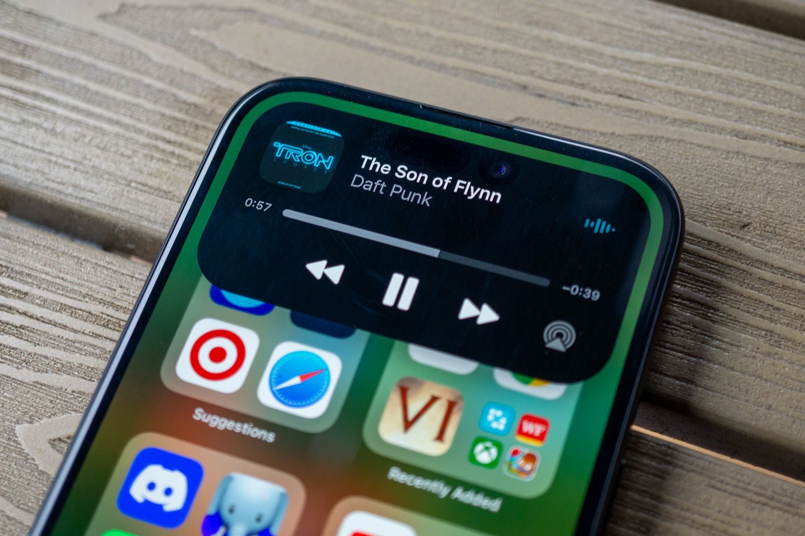 Apple iPhone 15 avec panneau de musique dynamique de l'île.