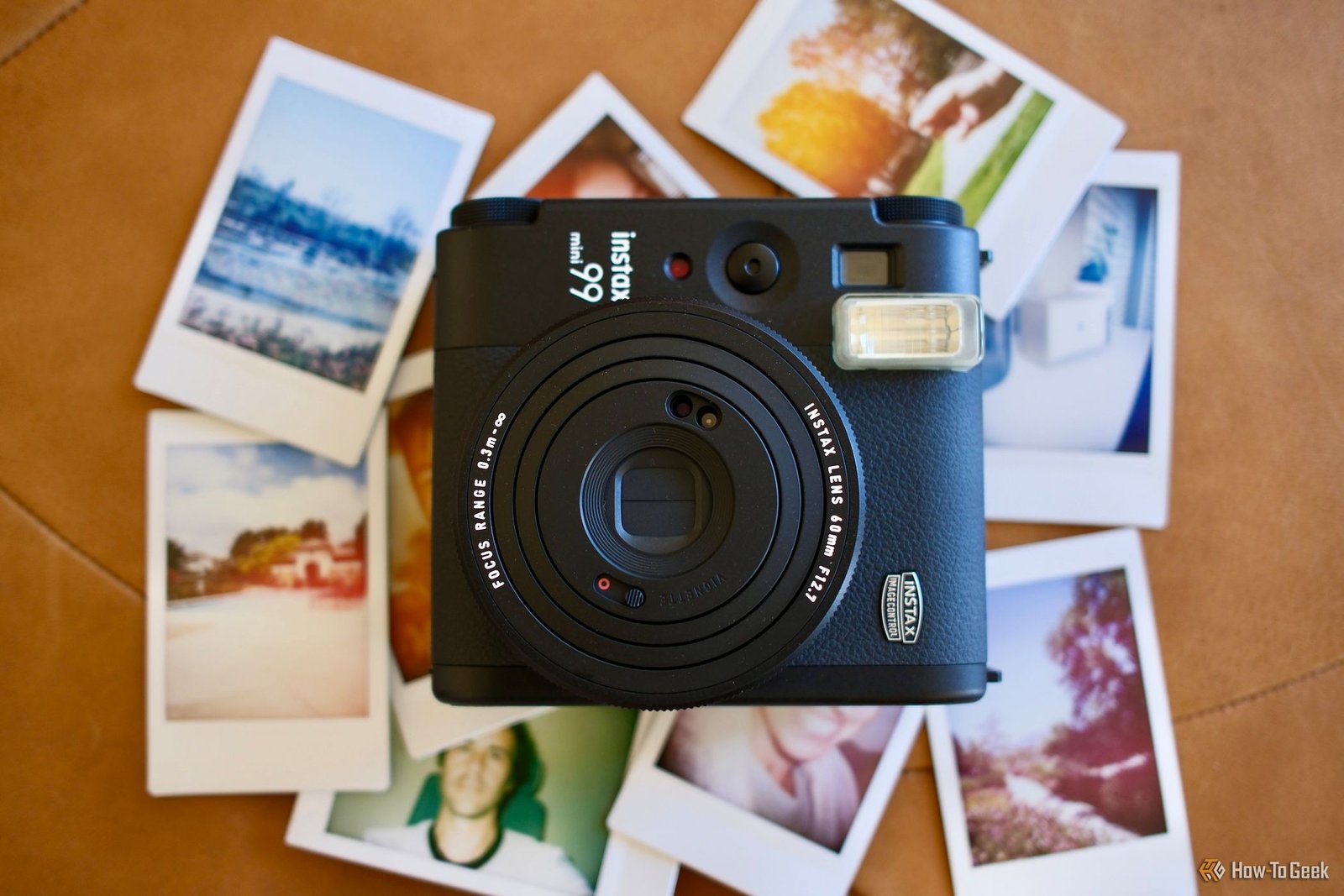 Fujifilm Instax Mini 99 Caméra allongée sur des photos instantanées