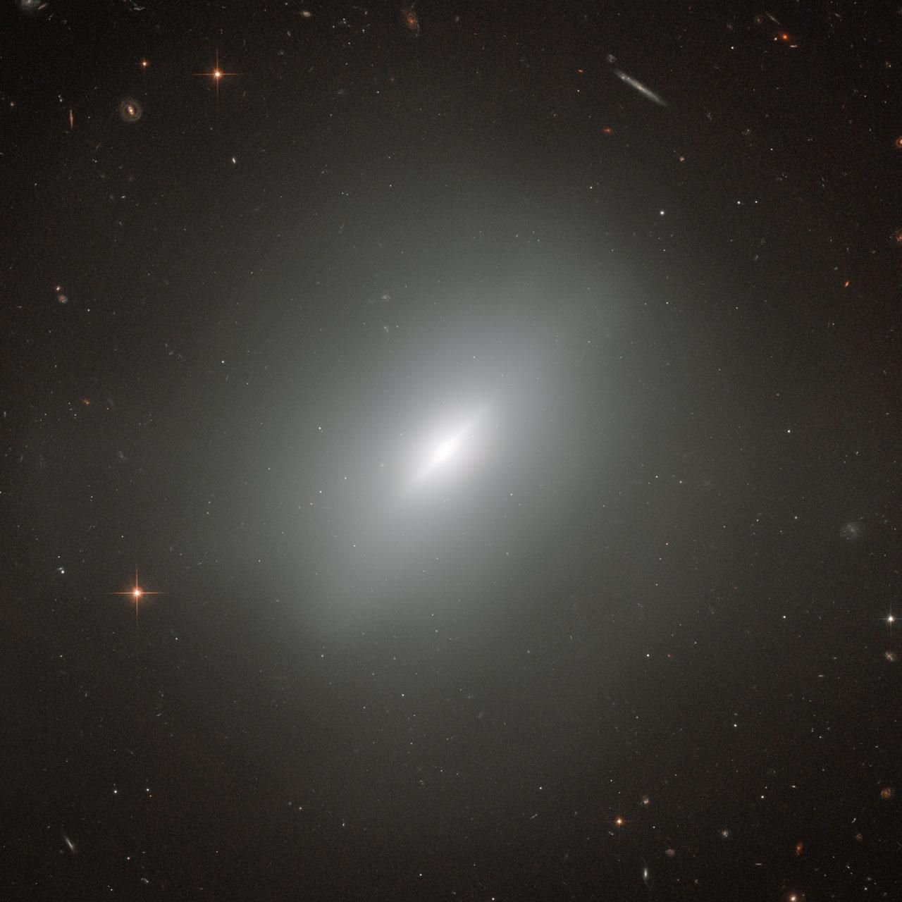 Une jeune galaxie elliptique. 
