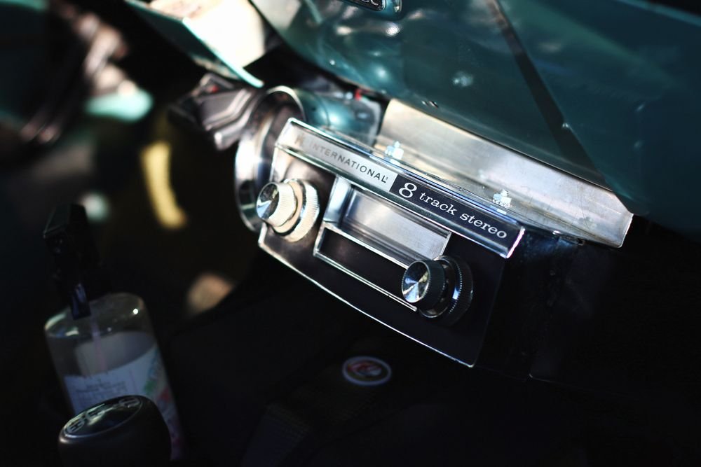 Un lecteur de piste Vintage 8 lors d'un salon automobile classique.