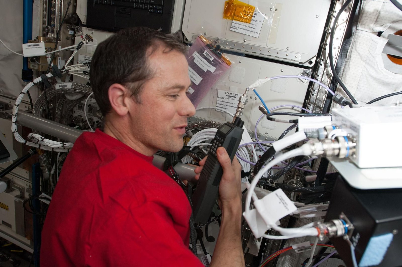 Un astronaute à bord de l'ISS utilisant la radio amateur.
