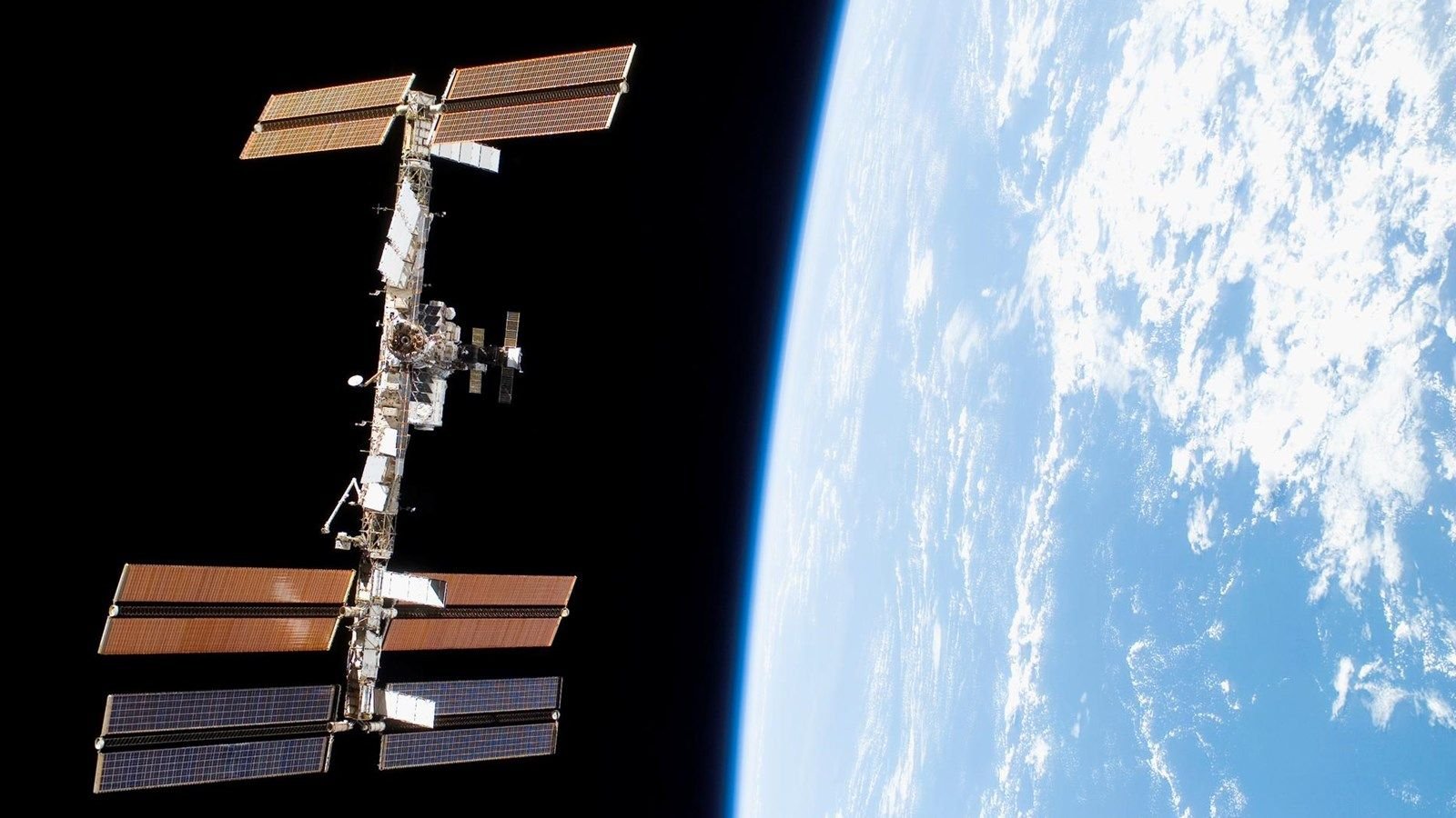 La Station spatiale internationale vue dans la découverte de la navette spatiale.