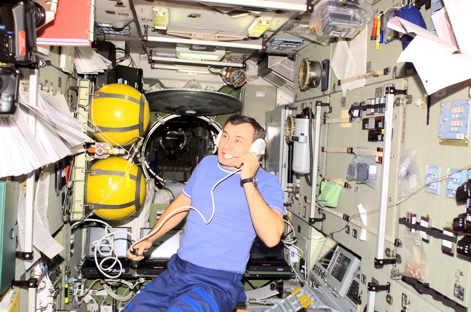 Un astronaute sur l'ISS communiquant par téléphone.
