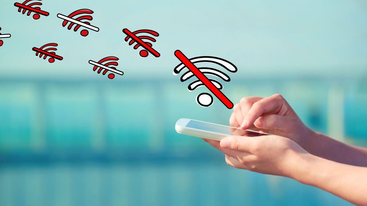 Une personne utilisant un smartphone avec plusieurs icônes Wi-Fi réduites en sortie.