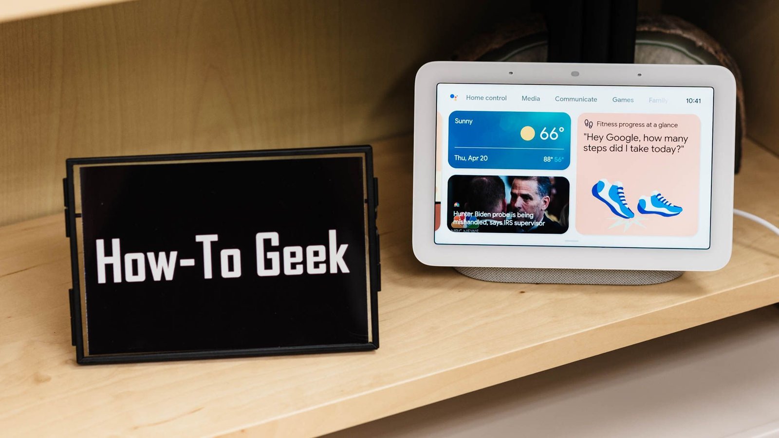 Le Google Nest Hub 2nd Gen a mis en place sur une étagère