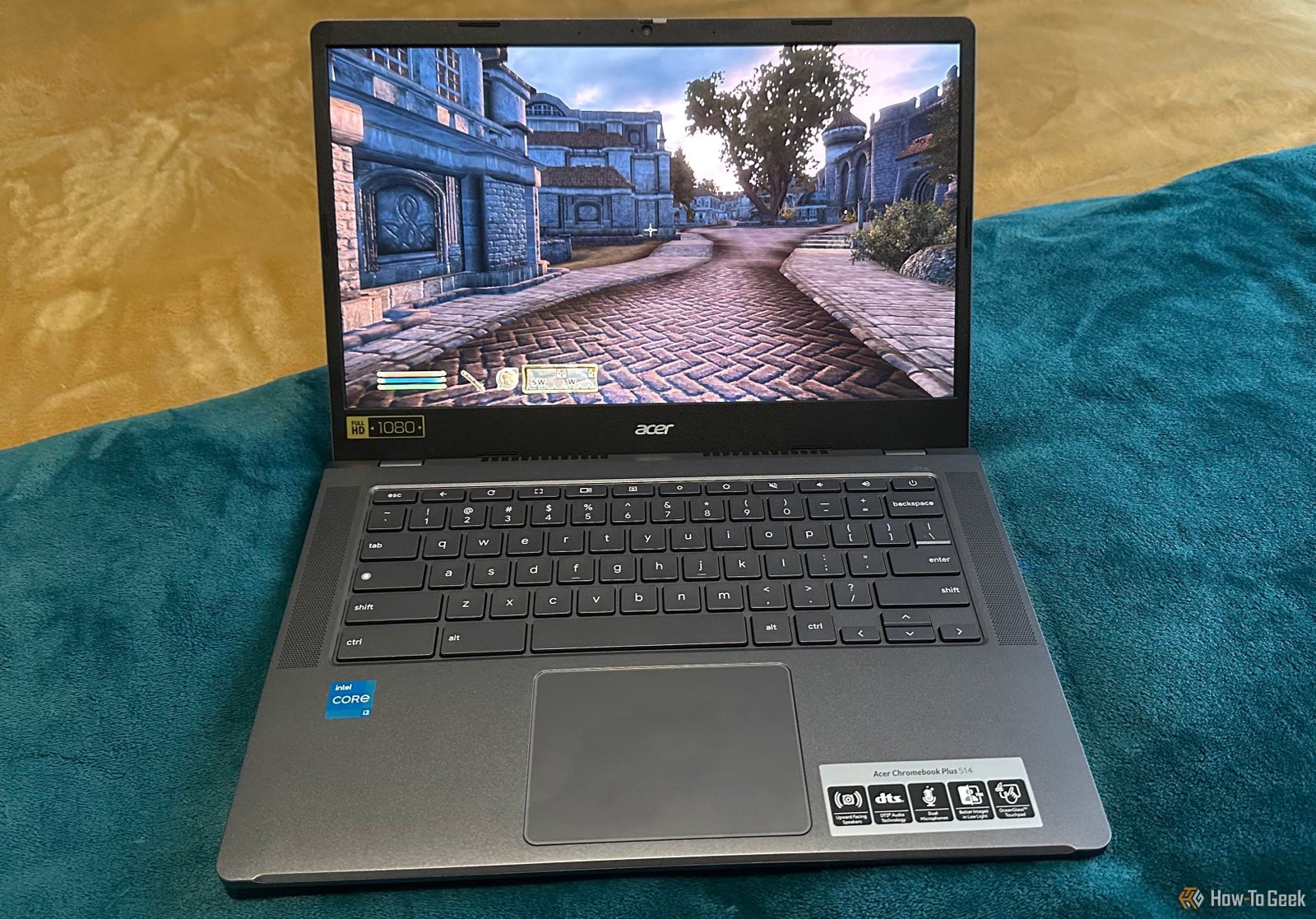 Un Chromebook plus jouant à l'oubli de rouleaux d'Elder.