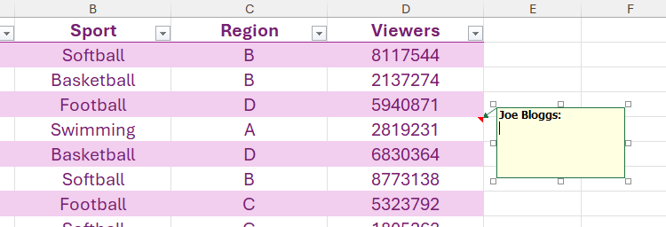 Une note dans Excel avec le nom d'utilisateur Joe Bloggs en haut, et un curseur clignotant en dessous.