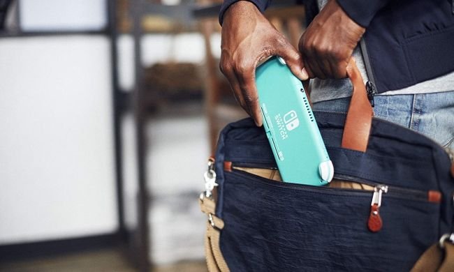 Personne plaçant Nintendo Switch Lite dans le sac