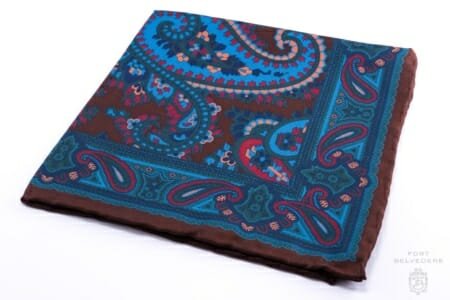 Square de poche en soie brune avec turquoise, verte, grande paisley de Paisley-Fort Belvedere