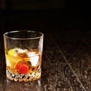 Un vieux avec du whisky américain Un vieux avec du whisky américain