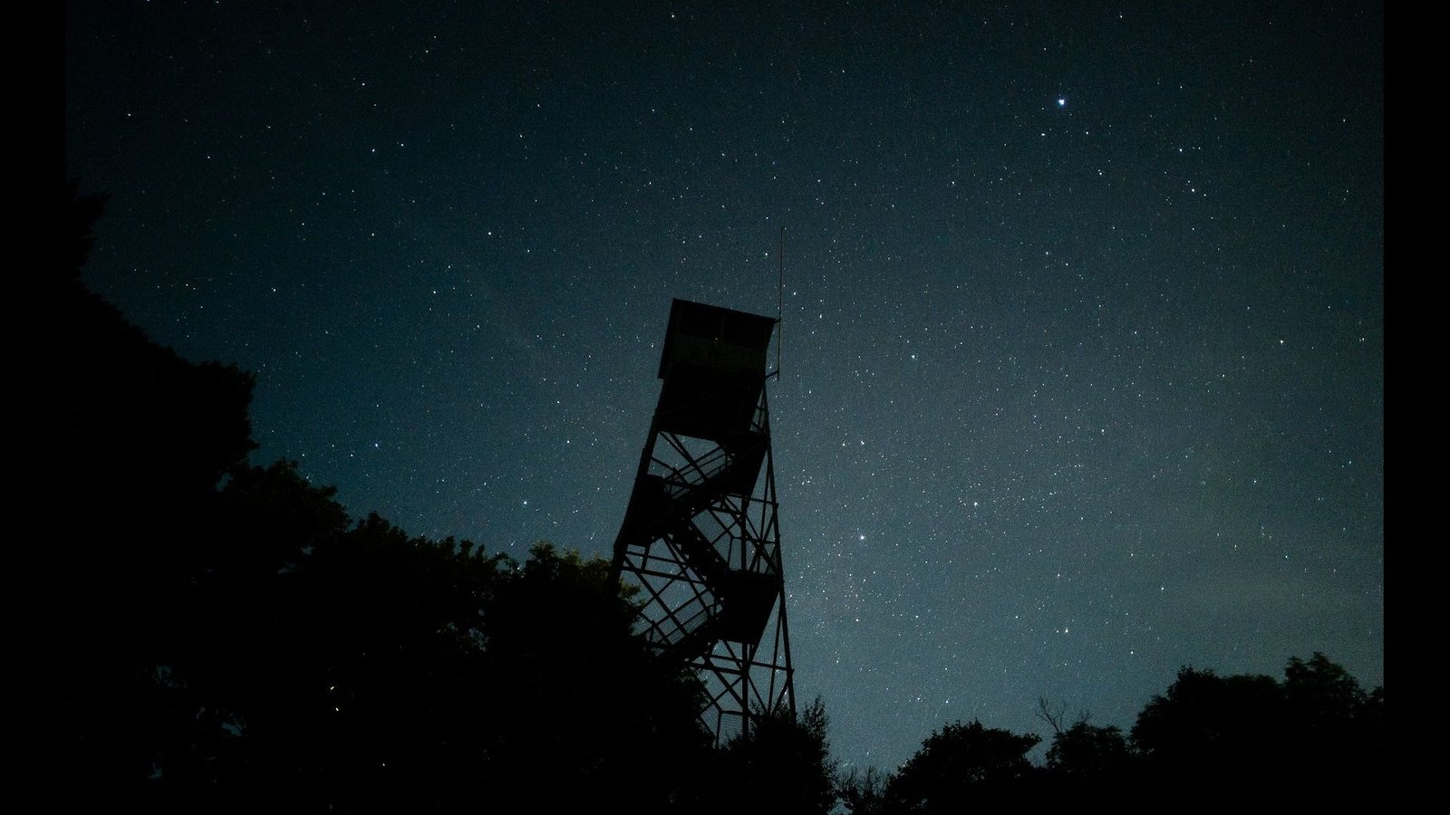 Une tour de foyer avec le ciel nocturne en arrière-plan.